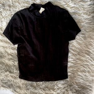 Mock neck short sleeve ribbed black tee shirt